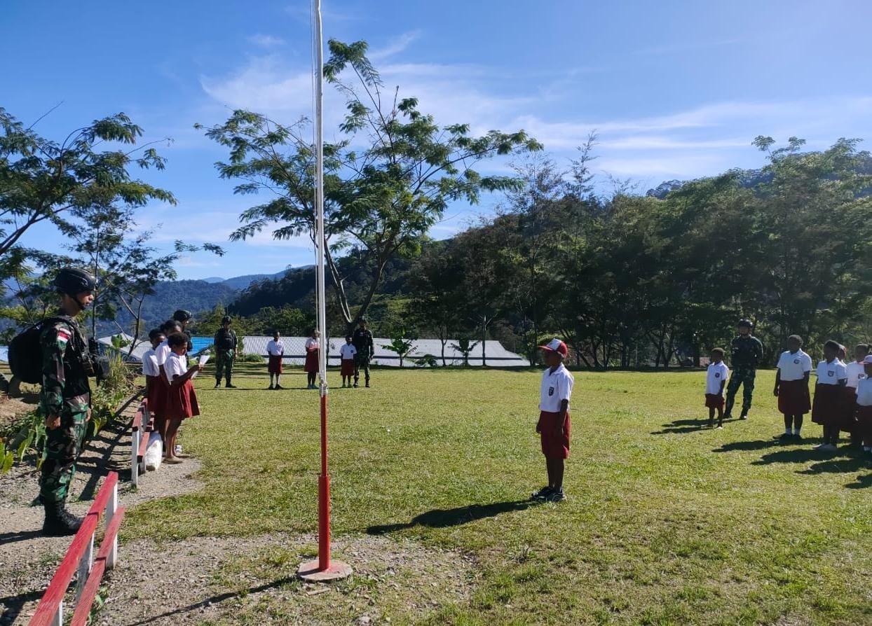 Semangat Siswa SDN Kelila Bersama Satgas Yonif Raider 142/KJ dalam Upacara Bendera