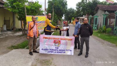 DPC APMP Kota Kediri Bagikan Masker dan Sabun Cair untuk Warga
