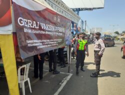 Personel Samapta Polres Pandeglang Amankan Vaksinasi Massal