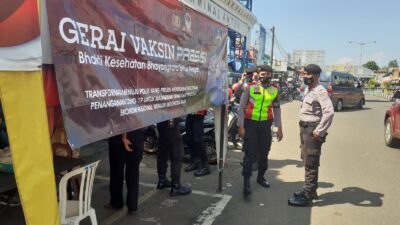 Personel Samapta Polres Pandeglang Amankan Vaksinasi Massal