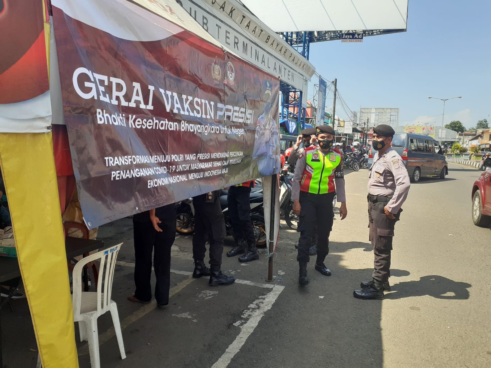 Personel Samapta Polres Pandeglang Amankan Vaksinasi Massal