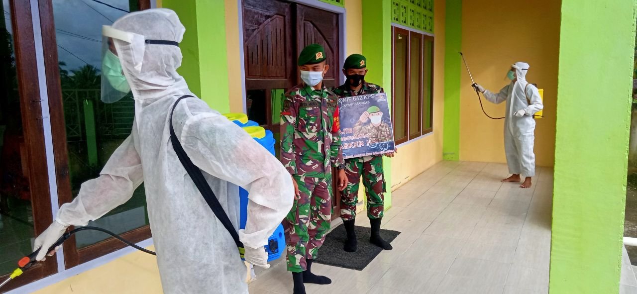 Yonif 642/Kapuas Semprot Disinfektan untuk Kenyamanan Beribadah