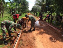 Satgas Yonif 125/Simbisa Gotong Royong Bangun Jalan Tingkatkan Kekompakan Warga Perbatasan Yanggandur