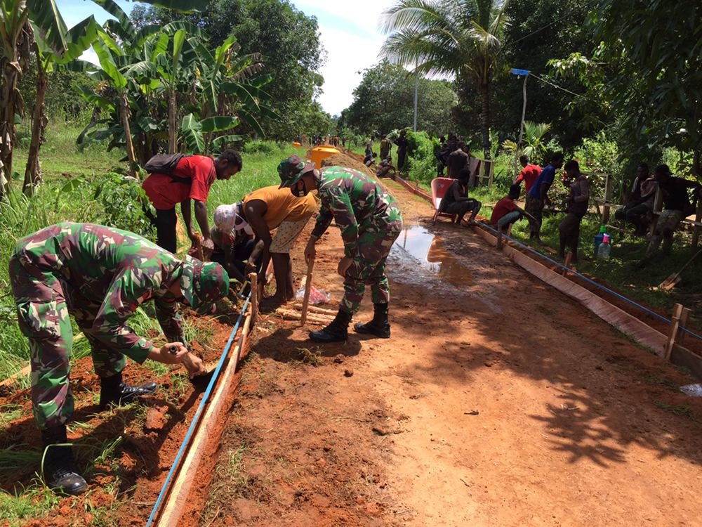 Satgas Yonif 125/Simbisa Gotong Royong Bangun Jalan Tingkatkan Kekompakan Warga Perbatasan Yanggandur