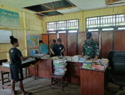 Akhir Pekan, Satgas Yonif 143/TWEJ Bersihkan Sekolah di Pedalaman Papua