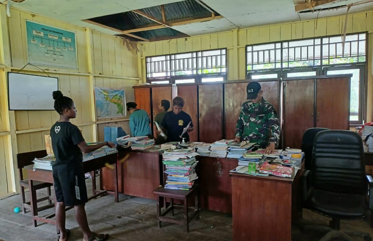 Akhir Pekan, Satgas Yonif 143/TWEJ Bersihkan Sekolah di Pedalaman Papua