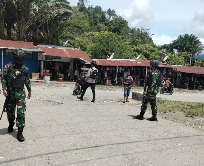 Satgas Yonif Raider 142/KJ Patroli dan Sweeping Gabungan Ciptakan Kondisi Aman