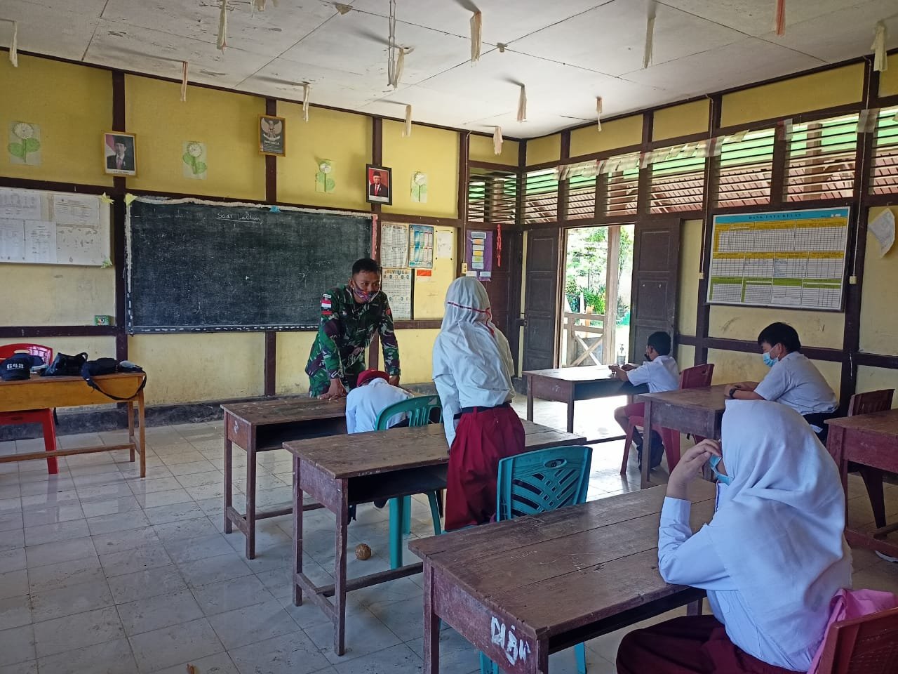 Satgas Yonif 642/Kapuas di Perbatasan Jagoi Babang Bantu Mengajar Siswa SDN 06