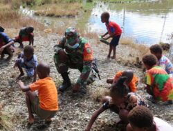 Babinsa Kuala Kencana Ajarkan Pola Hidup Sehat Lewat Pembersihan Sekolah Bersama Guru-Siswa
