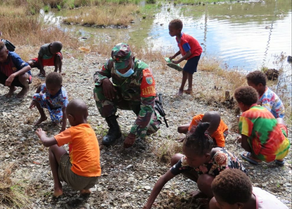 Babinsa Kuala Kencana Ajarkan Pola Hidup Sehat Lewat Pembersihan Sekolah Bersama Guru-Siswa