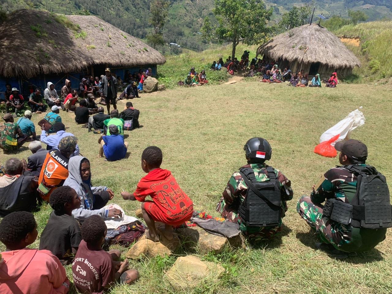 Personel Satgas Yonif Mekanis 203/AK Hadiri Acara Kedukaan di Balingga