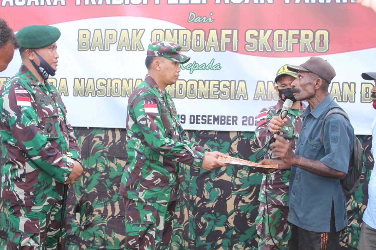 Warga Skofro Hibahkan 21 Hektar Tanah Adat ke Satgas Yonif MR 413 Bremoro