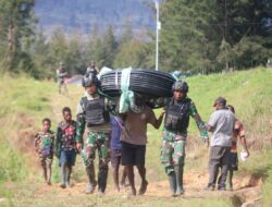 TNI Makin Dicintai, Satgas 303 Salurkan Air Bersih untuk Warga Ilaga Papua