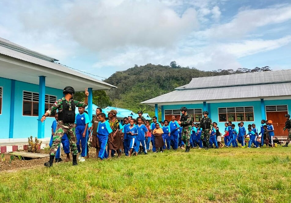 Senam Pagi Ceria Satgas YR 142/KJ Bersama Siswa SDN 1 Kelila