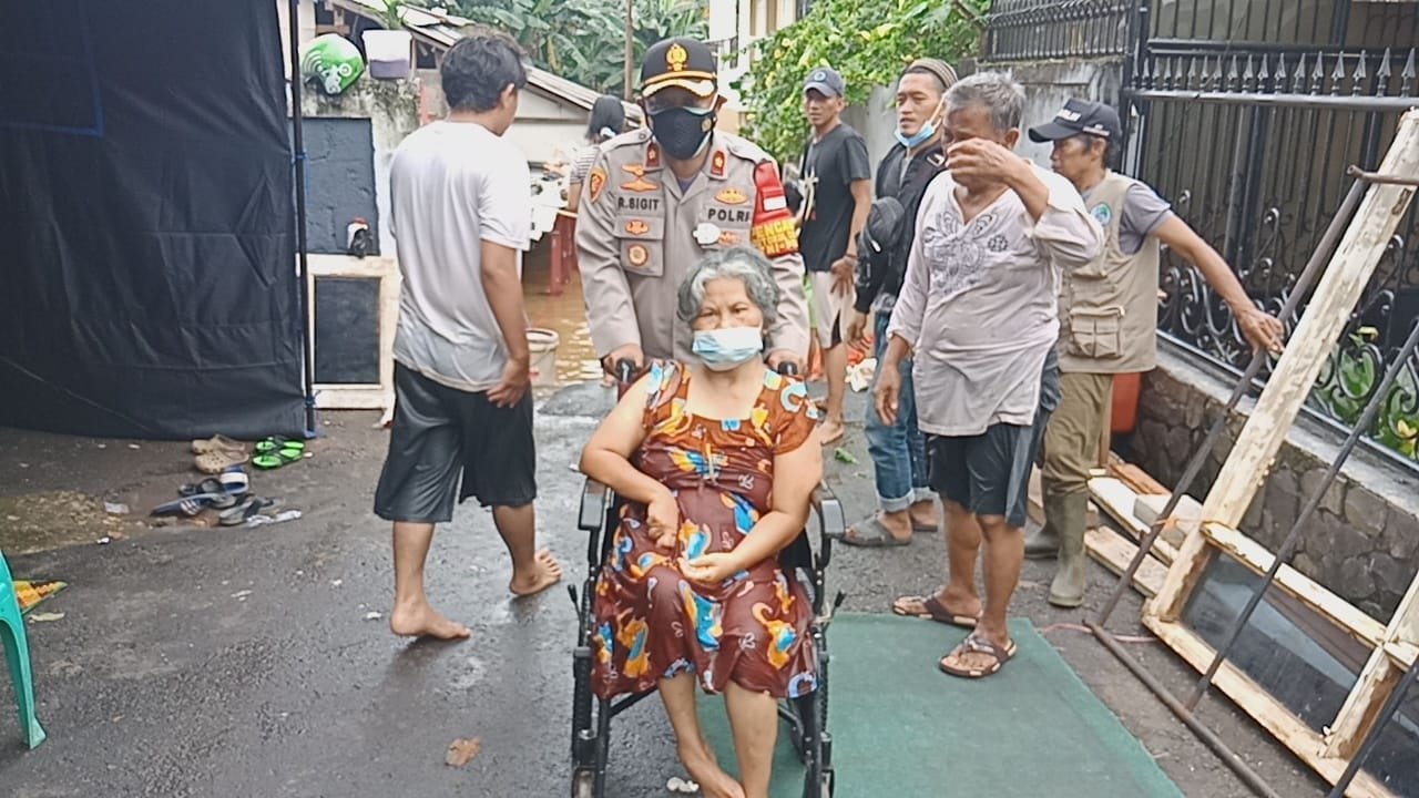 Negara Turun Tangan, TNI-Polri Bantu Evakuasi Korban Banjir