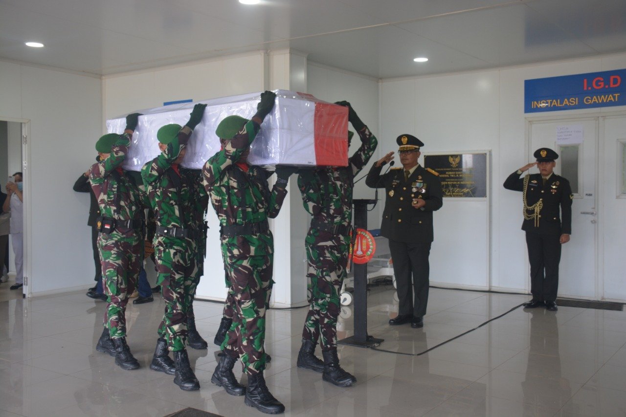 Danrem 174 Merauke Pimpin Penghormatan Terakhir Mayor dr. Beni Arjihans