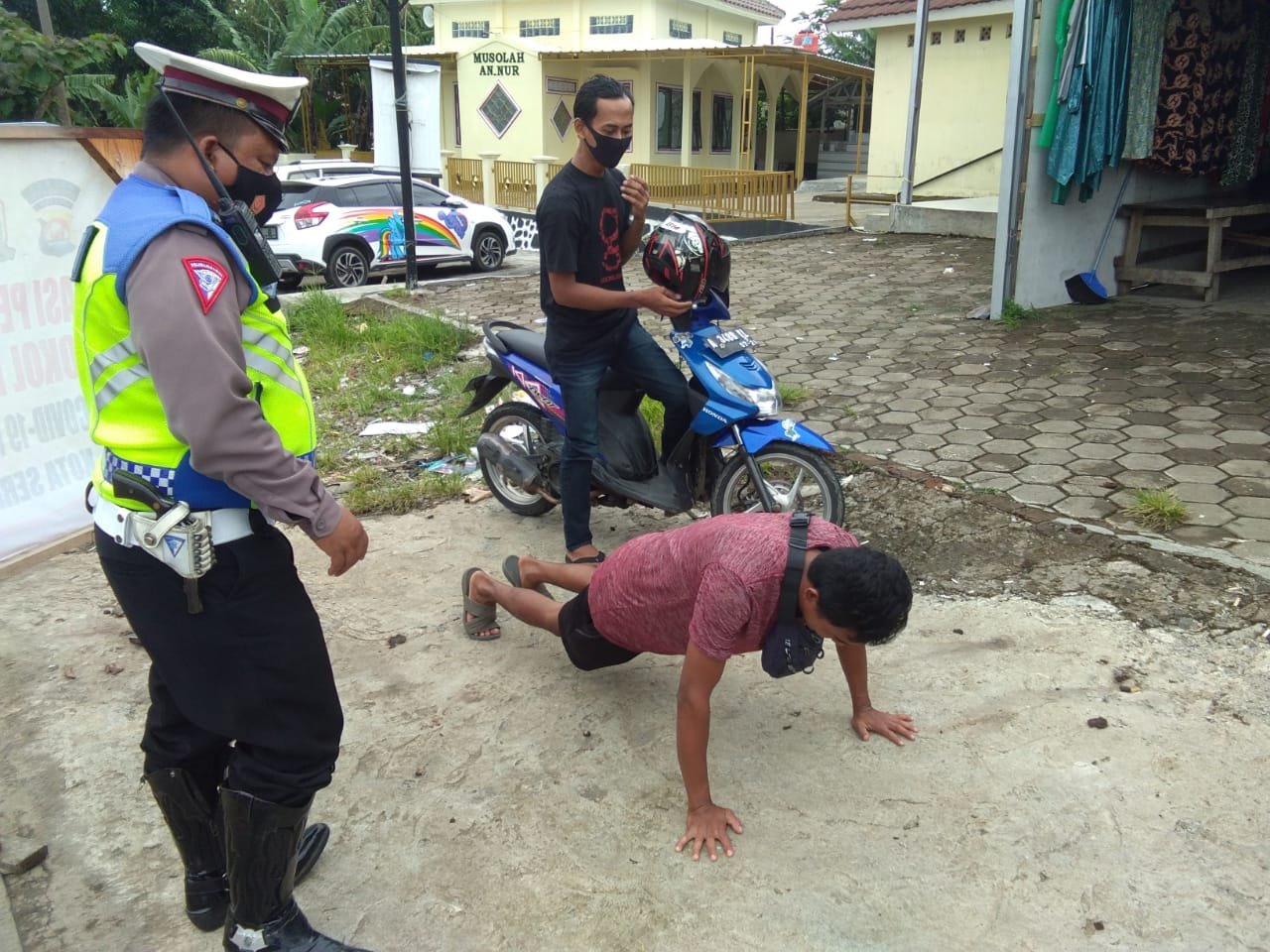 Polsek Pabuaran Tegur Pelanggar Prokes Covid-19 Lewat Opsi Yustisi