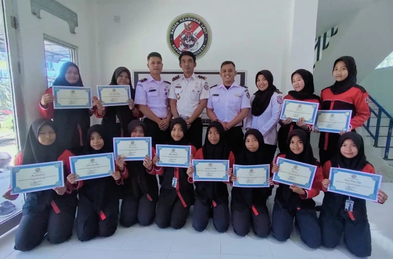 Stasiun Bakamla Sambas Beri Sertifikat Taruna SMKN 1 Perikanan Pemangkat