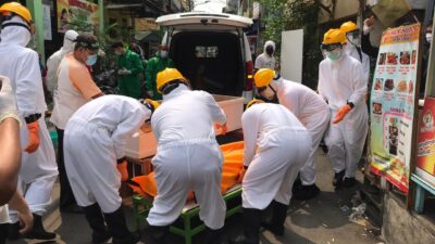 Dit Samapta Polda Metro Jaya Lakukan Pemulasaraan Jenazah Covid-19