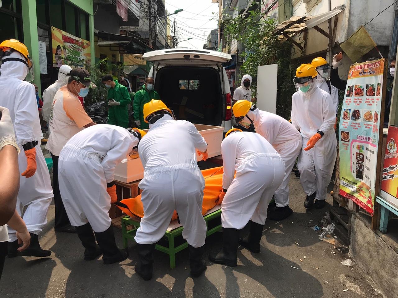 Dit Samapta Polda Metro Jaya Lakukan Pemulasaraan Jenazah Covid-19