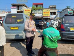 Wakapolres Pandeglang Edukasi Warga dan Bagikan Masker Gratis
