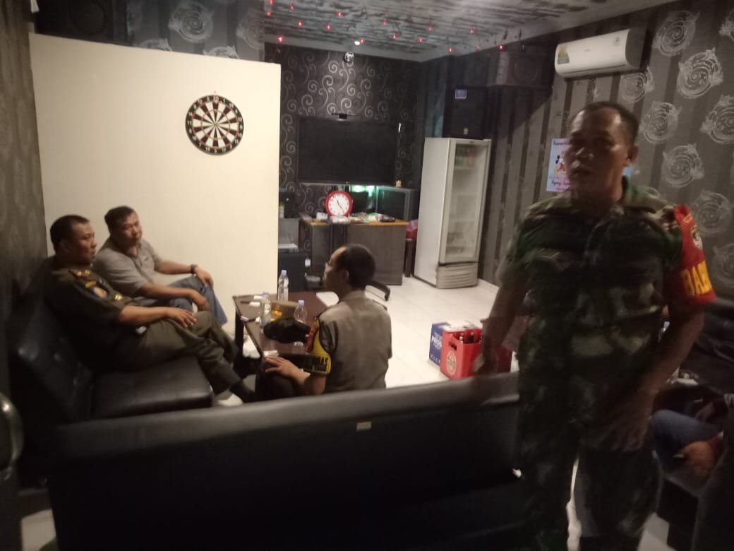 Petugas Gabungan Jakbar Sidak Rainbow Karaoke karena Dinilai Meresahkan