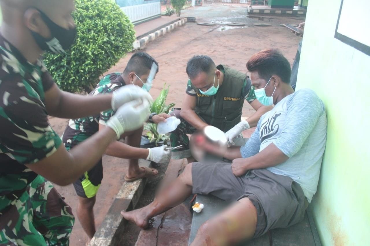 Warga Erambu Luka Diserang Babi Hutan Diobati Satgas Yonif 125/Simbisa