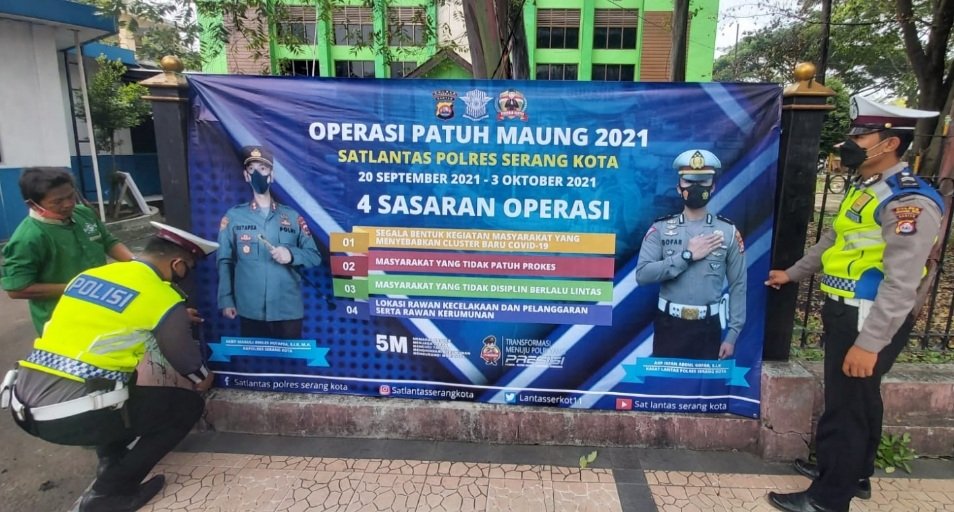 Ops Patuh Maung 2021, Satlantas Polres Serang Pasang Spanduk