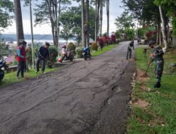 Yonif 642/Kapuas Bersama Warga Bersihkan Area Taman Sanggau Permai