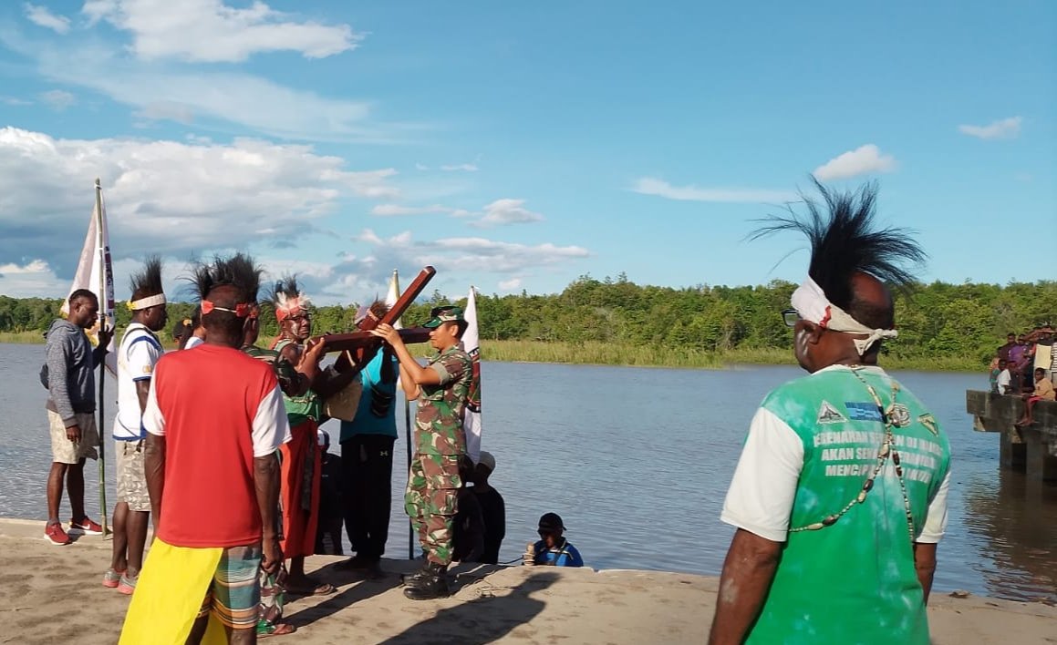 Babinsa Kokonao Kawal Arak-Arakan Salib Indonesian Youth Day
