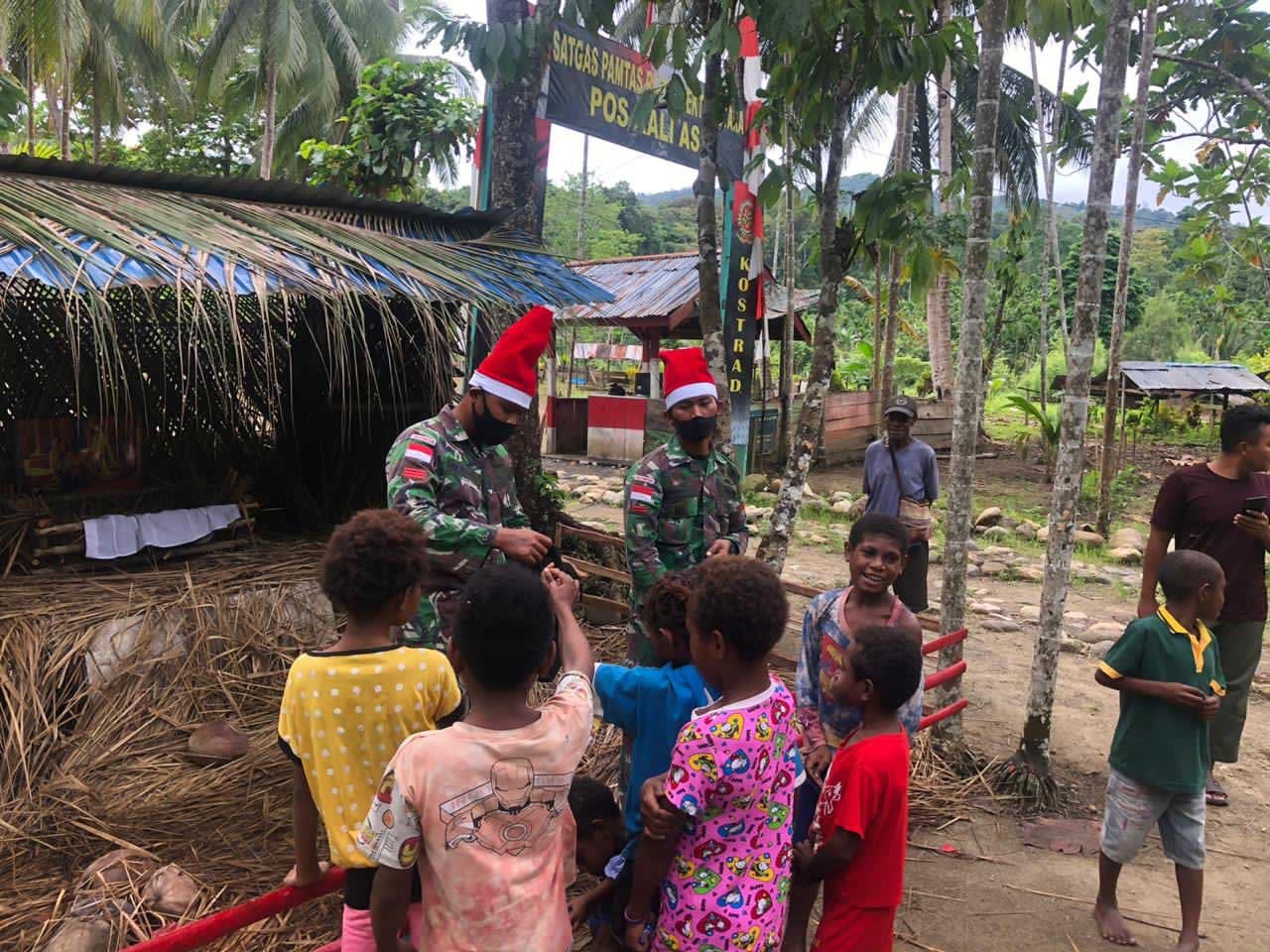 Santa Bremoro Bagikan Permen untuk Anak di Perbatasan RI-PNG