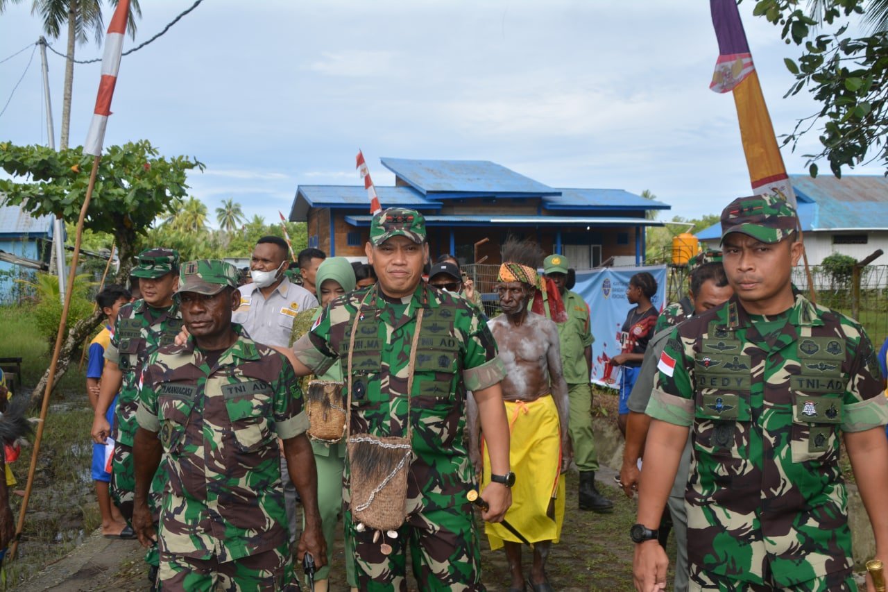 Dandim Mimika Dampingi Pangdam Cenderawasih Tinjau TMMD Reg-114