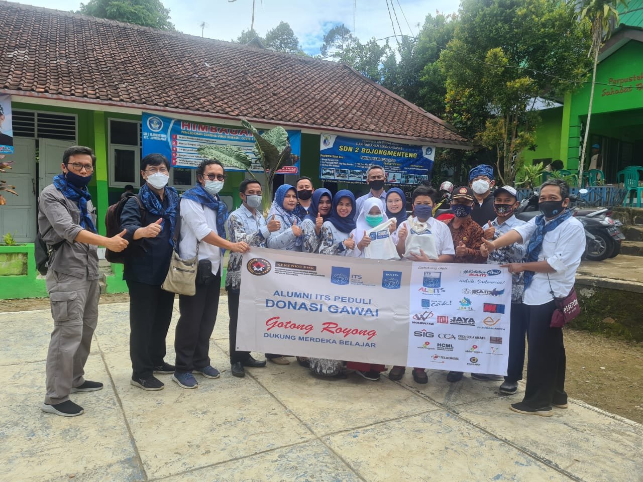 IKA ITS Banten Donasikan 47 Tablet untuk SD di Sekitar Kawasan Baduy Dukung Belajar Daring