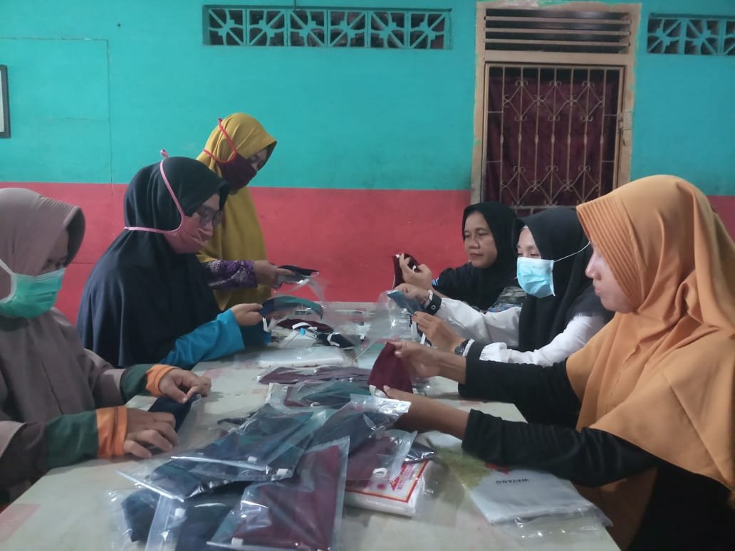 Dampak Virus Corona, Tim Keputrian LDII Ampui Kewalahan Produksi Hand Sanitizer dan Masker