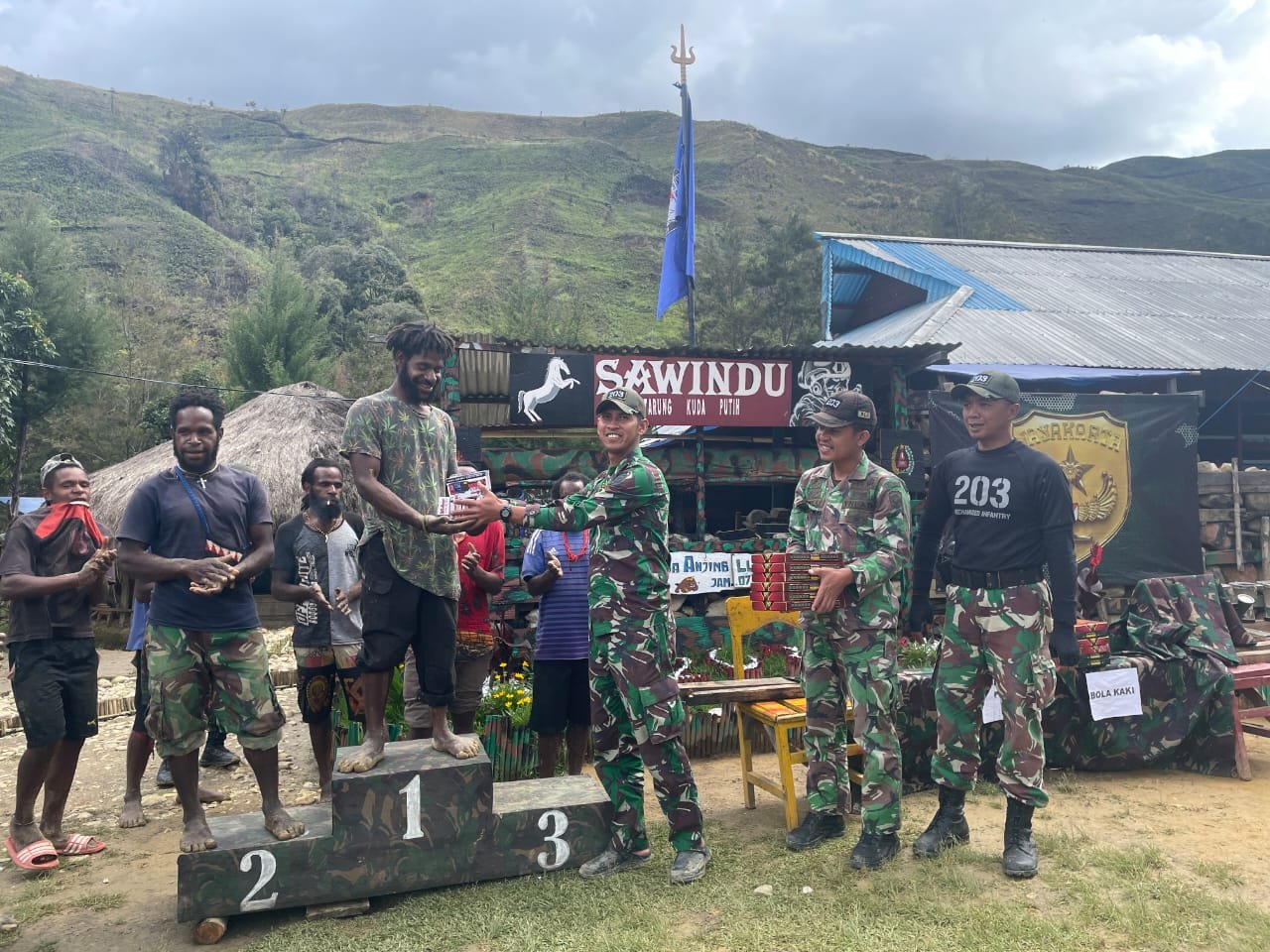 Sambut Bulan Kasih, Satgas Yonif 203/AK Sosialisasi Sikat Gigi dan Voli