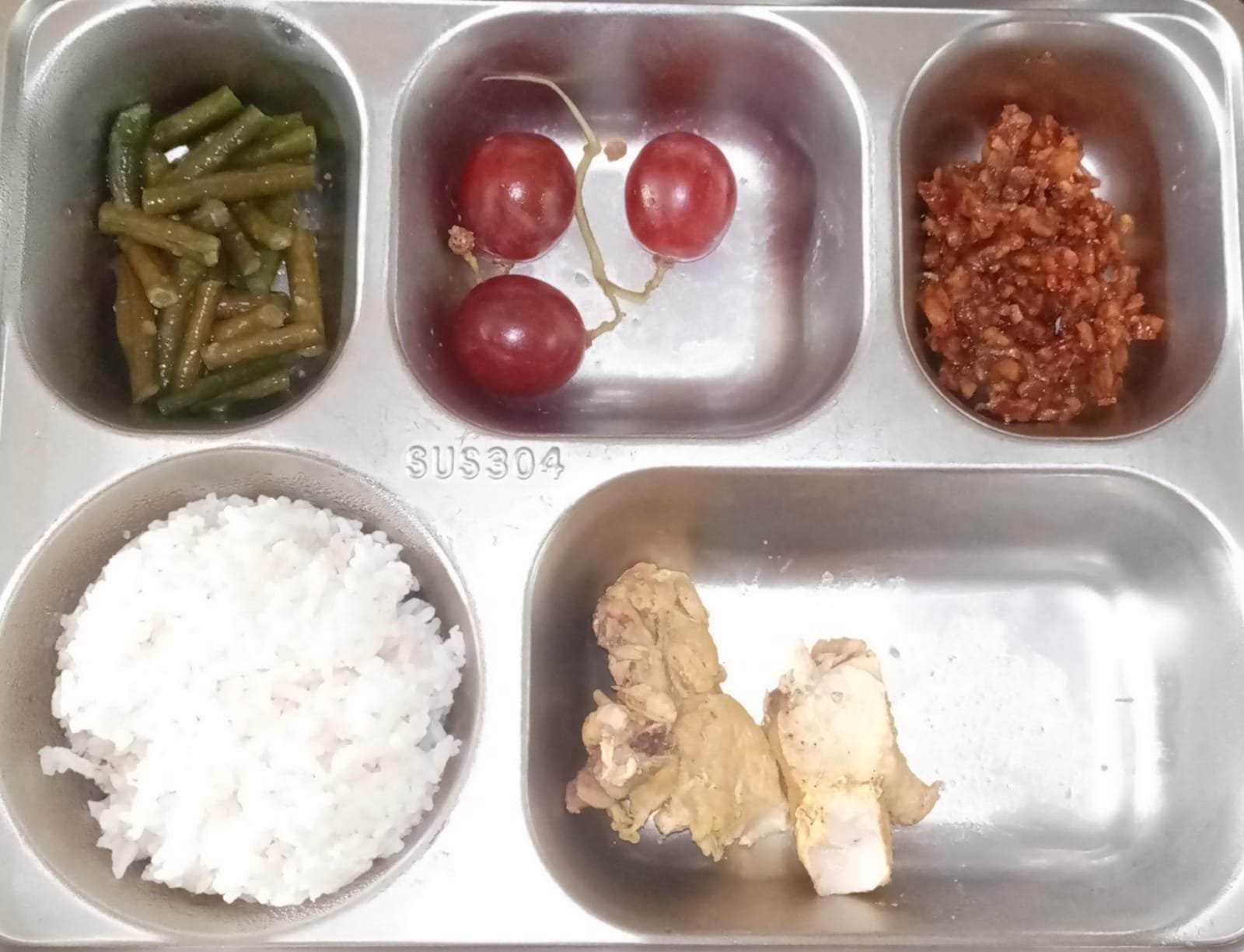 Skandal Dapur MBG Cisata: Menu Miris, Buah Busuk hingga Dugaan Nepotisme