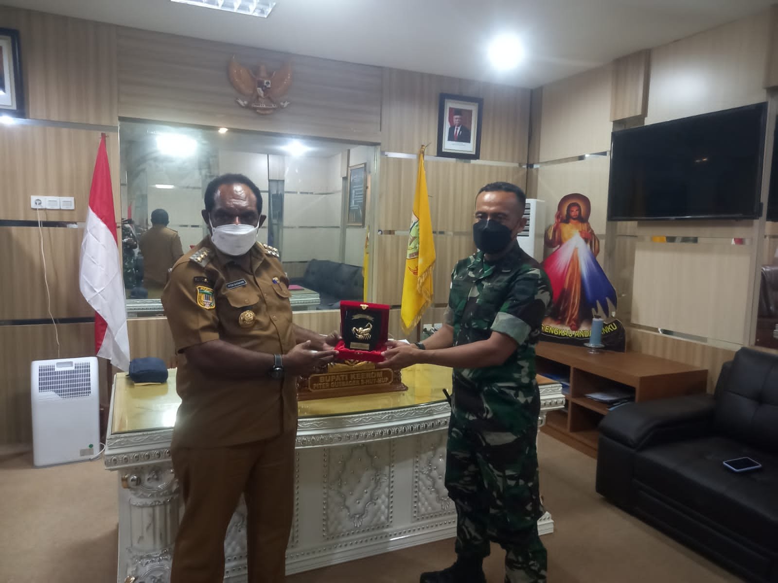 Dansatgas Yonif 126/KC Kunjungi Bupati Keerom untuk Integrasi dengan Pemerintah Daerah