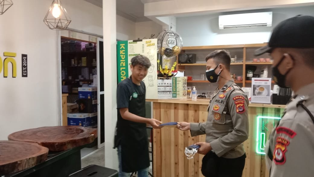 Polsek Cipocok Jaya Bagikan Masker Saat Patroli Prokes