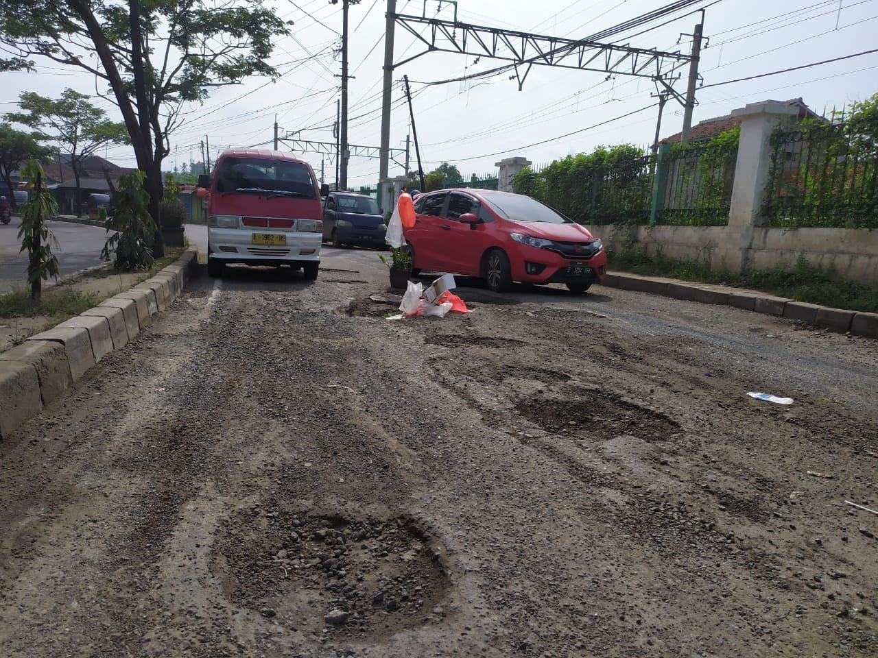 Jalan di Lebak Alami Rusak di Tengah Kota
