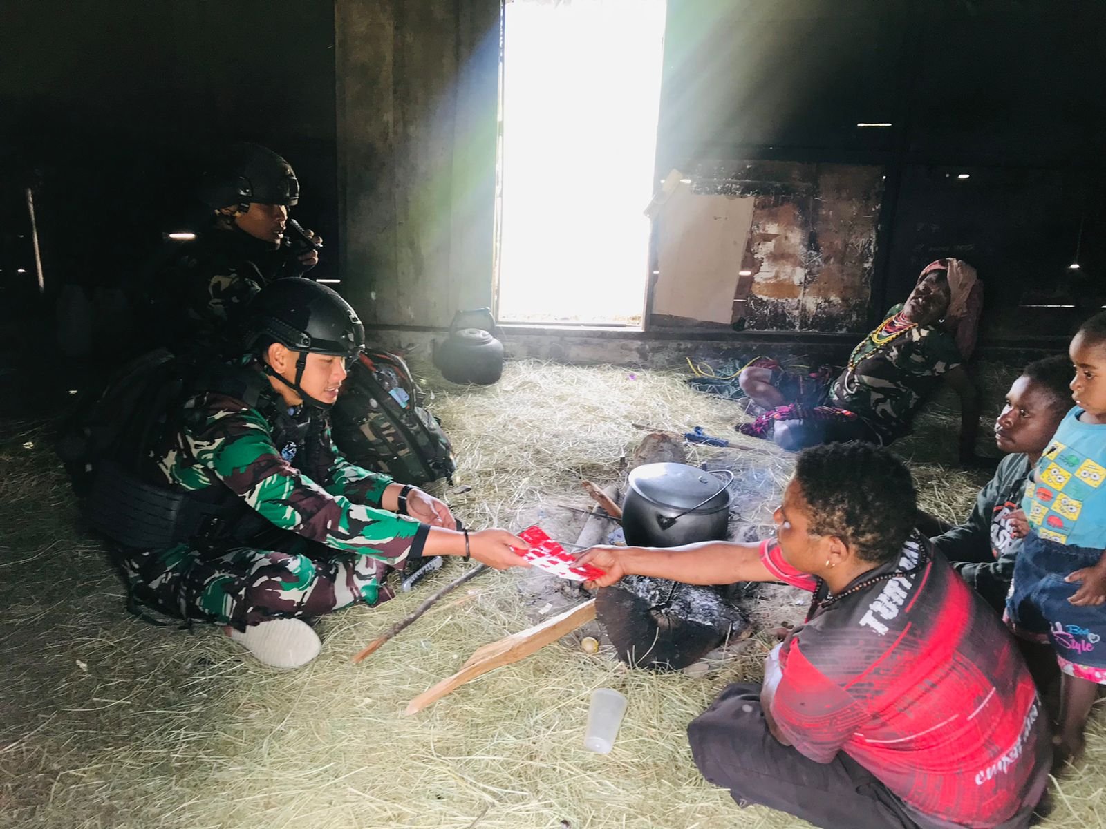 Satgas Yonif Mekanis 203/AK Jalin Kekeluargaan lewat Anjangsana dan Komsos di Balingga