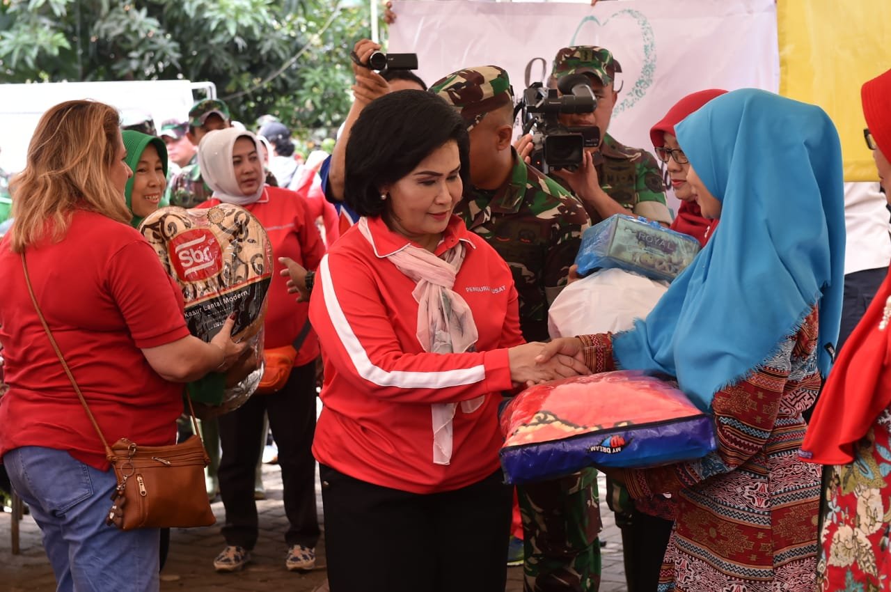 Dharma Pertiwi dan OASE Wakili Ibu Negara Iriana Jokowi Bantu Korban Banjir