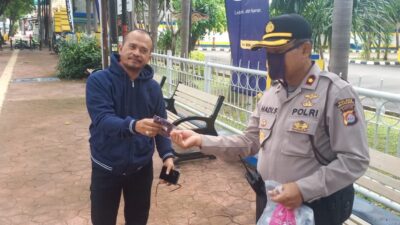 Kapolsek Kota Serang Terus Bagikan Masker Gratis ke Warga