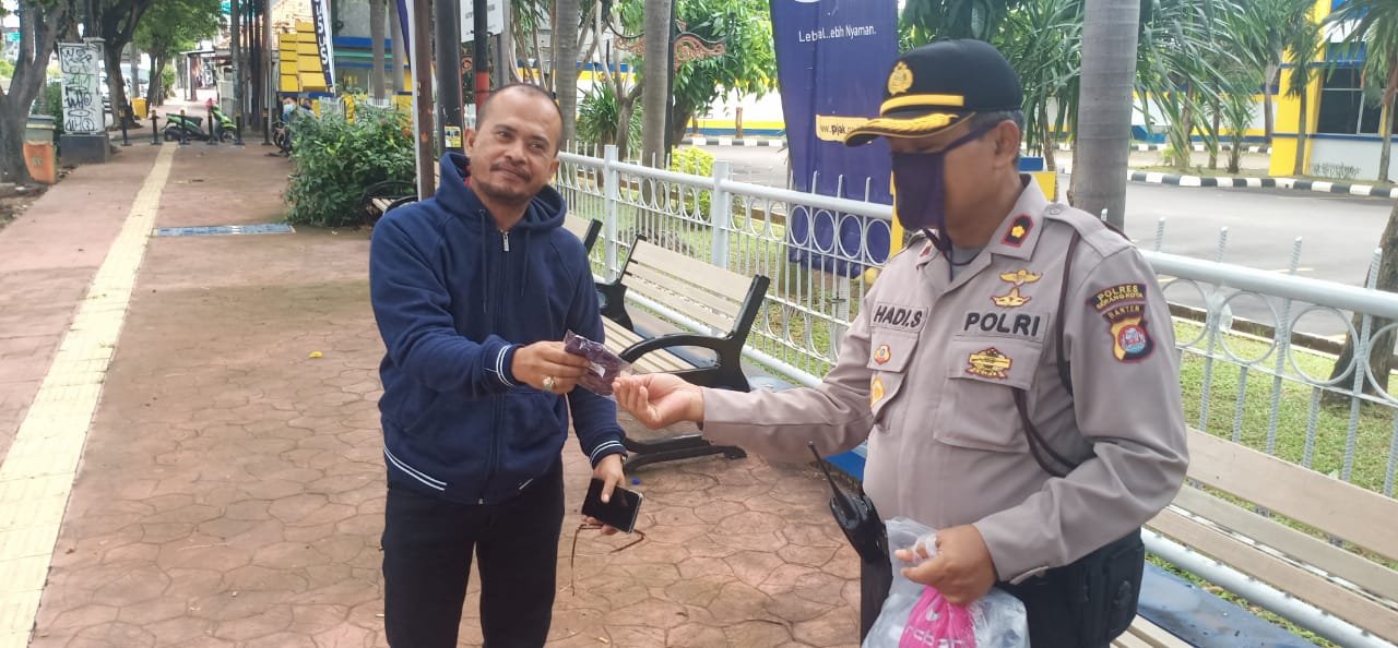 Kapolsek Kota Serang Terus Bagikan Masker Gratis ke Warga