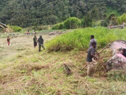 Bersama Warga, Satgas Yonif RK 751/VJS Bersihkan Jalan dan Kantor Desa Kubu