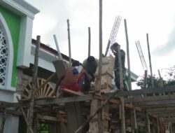 Prajurit Yonif 136 Maluku Bantu Warga Bangun Balai Desa