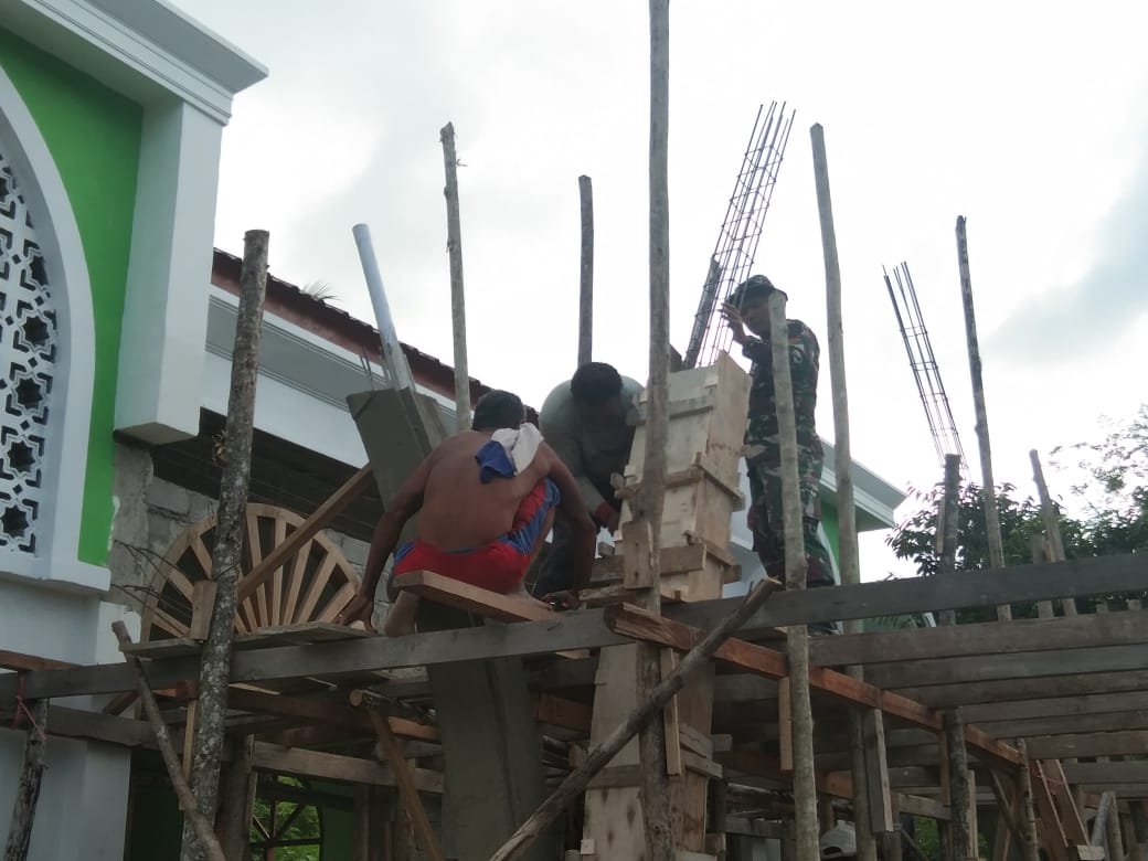 Prajurit Yonif 136 Maluku Bantu Warga Bangun Balai Desa