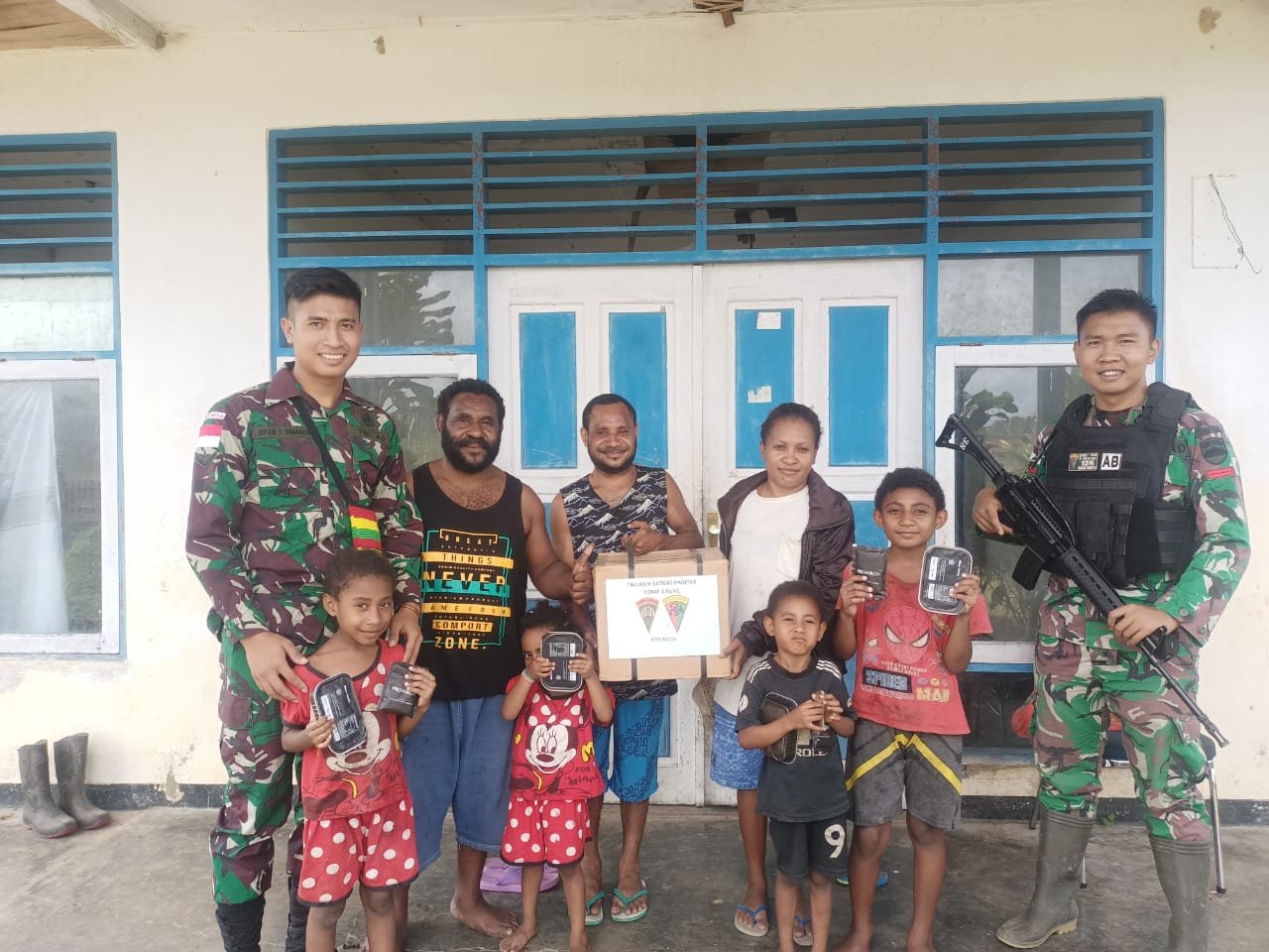 Satgas Yonif 126/KC Bagikan Tali Asih ke Warga Perbatasan