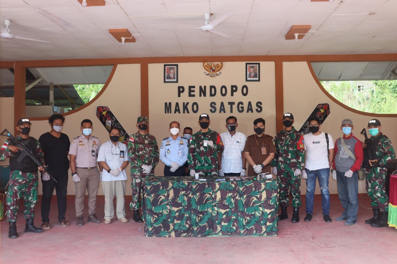 Sweeping Kendaraan, Satgas Pamtas Yonif 642 Amankan Pelaku Pembawa Narkoba