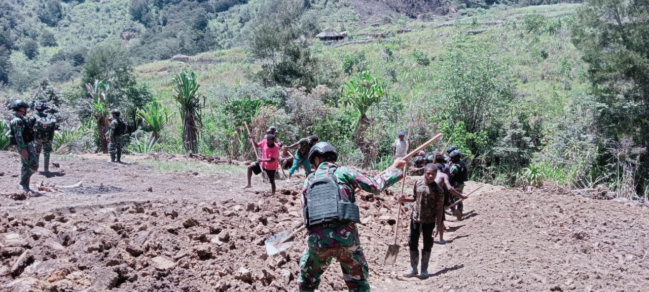 Satgas Yonif Mekanis 203/AK dan Warga Popome Garap Lahan Kosong Bersama