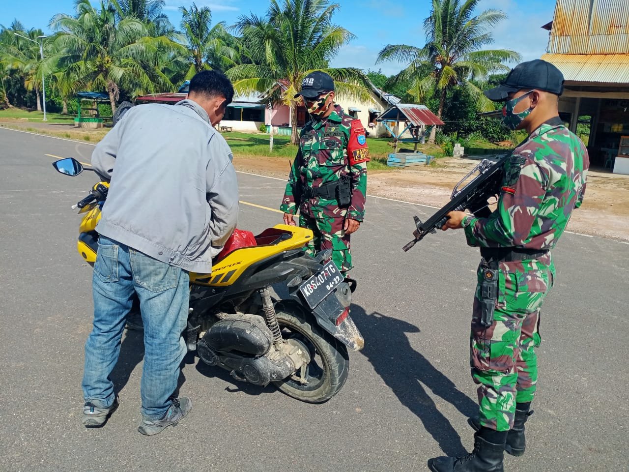 Jelang Natal dan Tahun Baru, Satgas Pamtas Yonif 642/Kapuas Sweeping Perbatasan